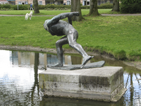 905283 Afbeelding van het bronzen beeldhouwwerk 'De Schaatsenrijder', van Piet Esser (1914-2004), in 1960 geplaatst bij ...